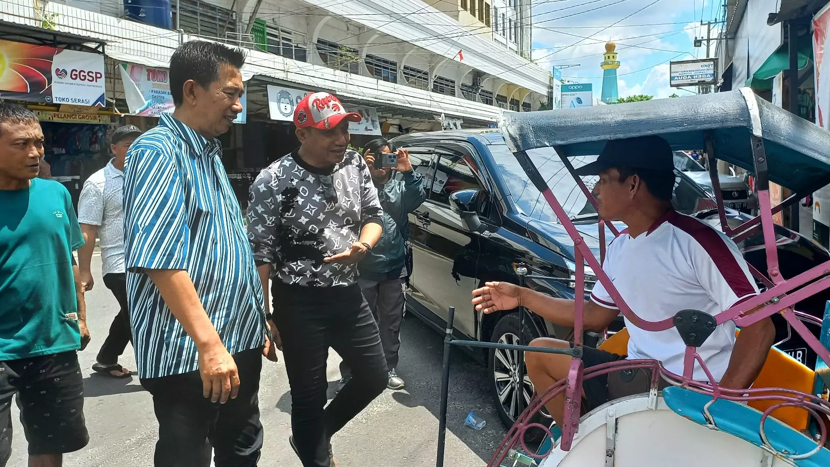 Koyem - SHD saat menyambangi tukang becak yang ada disekitar pelabuhan dan Pasar PPM Sampit. Senin (2/9/2024). Foto : bakabar.com/Ilhamsyah Hadi.