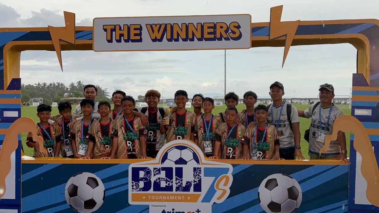 SSB Junior Banjarmasin 2000 raih piala di turnamen internasional. Foto: istimewa