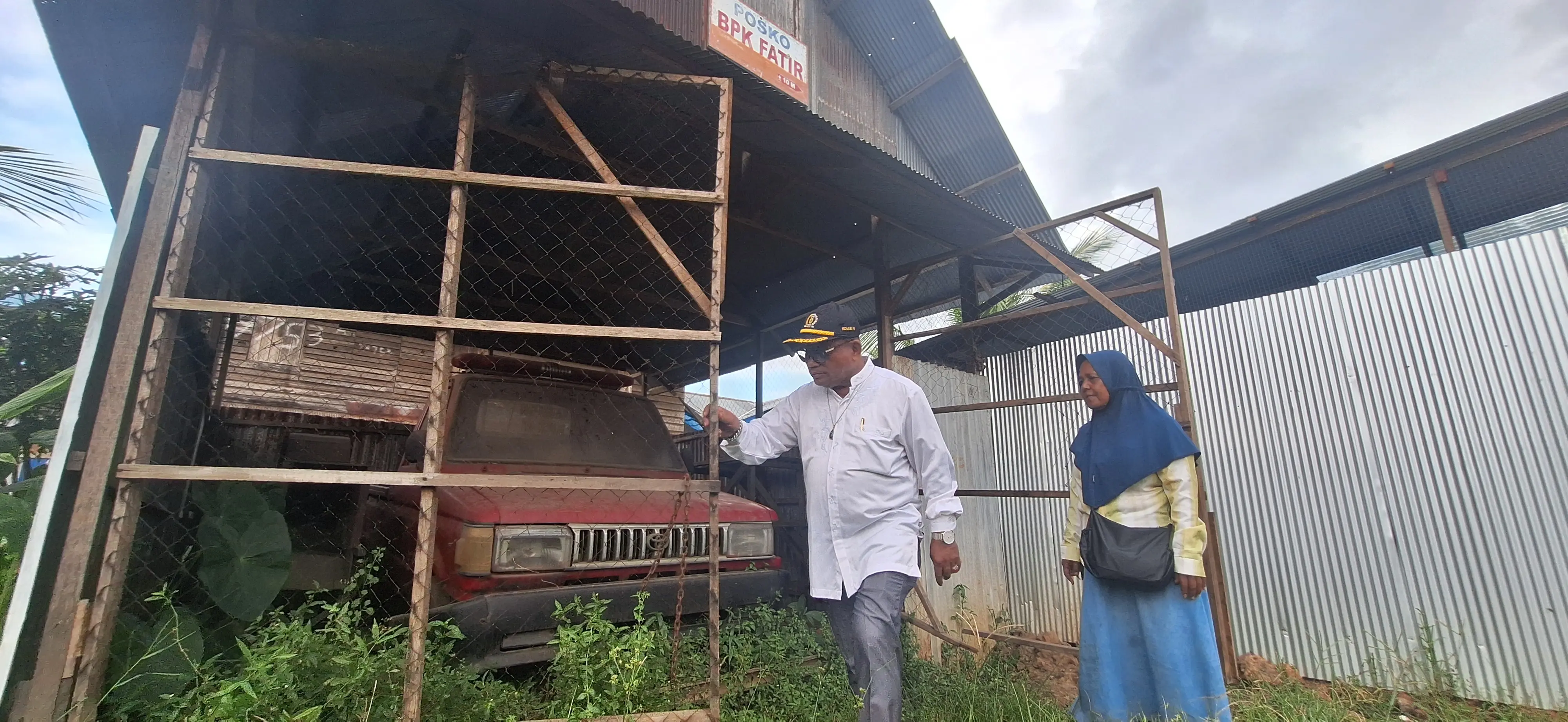 Saut Nathan Samosir mencek kondisi mobil BPK Fatir, Kelurahan Basirih, Rabu (8/3). Foto-apahabar.com