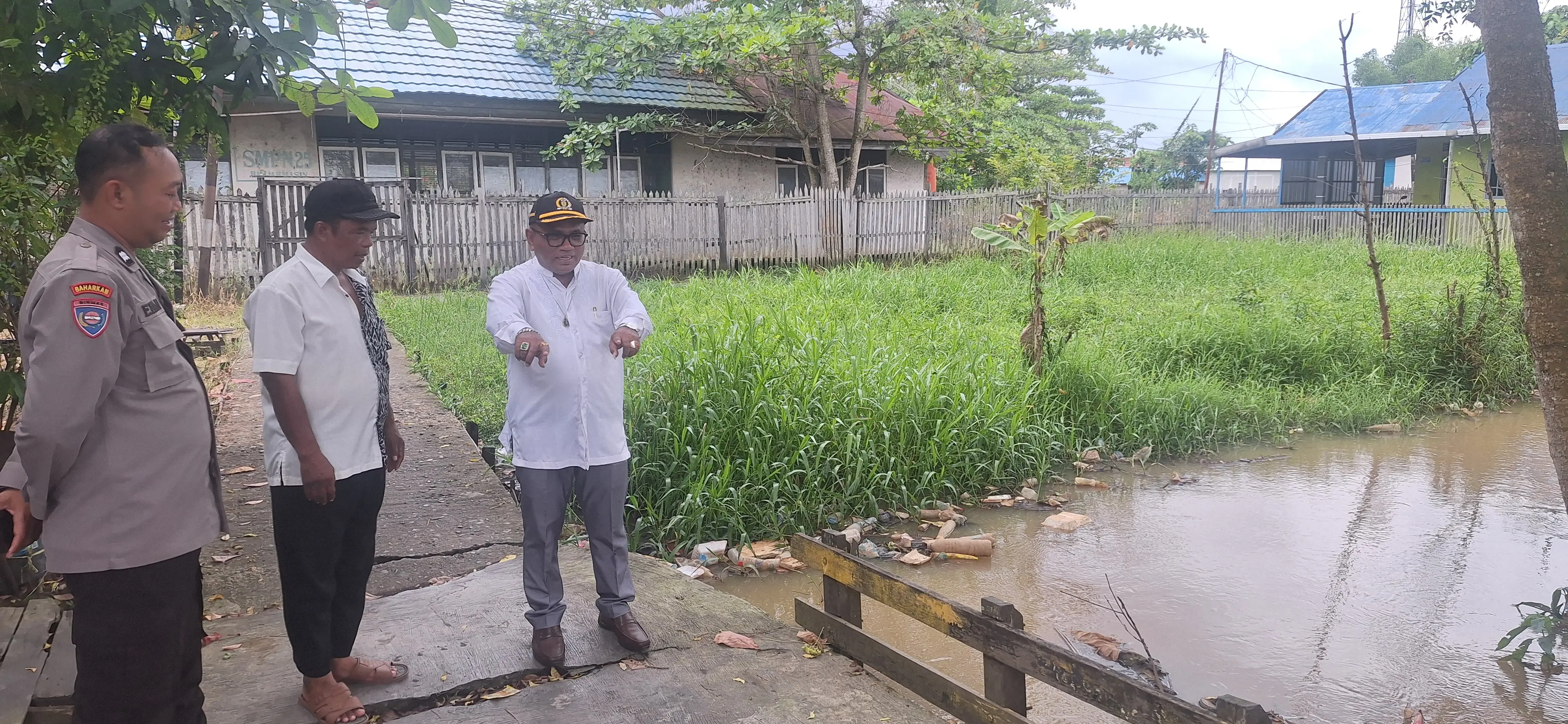 Kondisi jembatan jalan tembusan Intan Sari ke Banyiur dekat SMPN 25 Basirih, Banjarmasin Barat ambles. Foto-apahabar.com