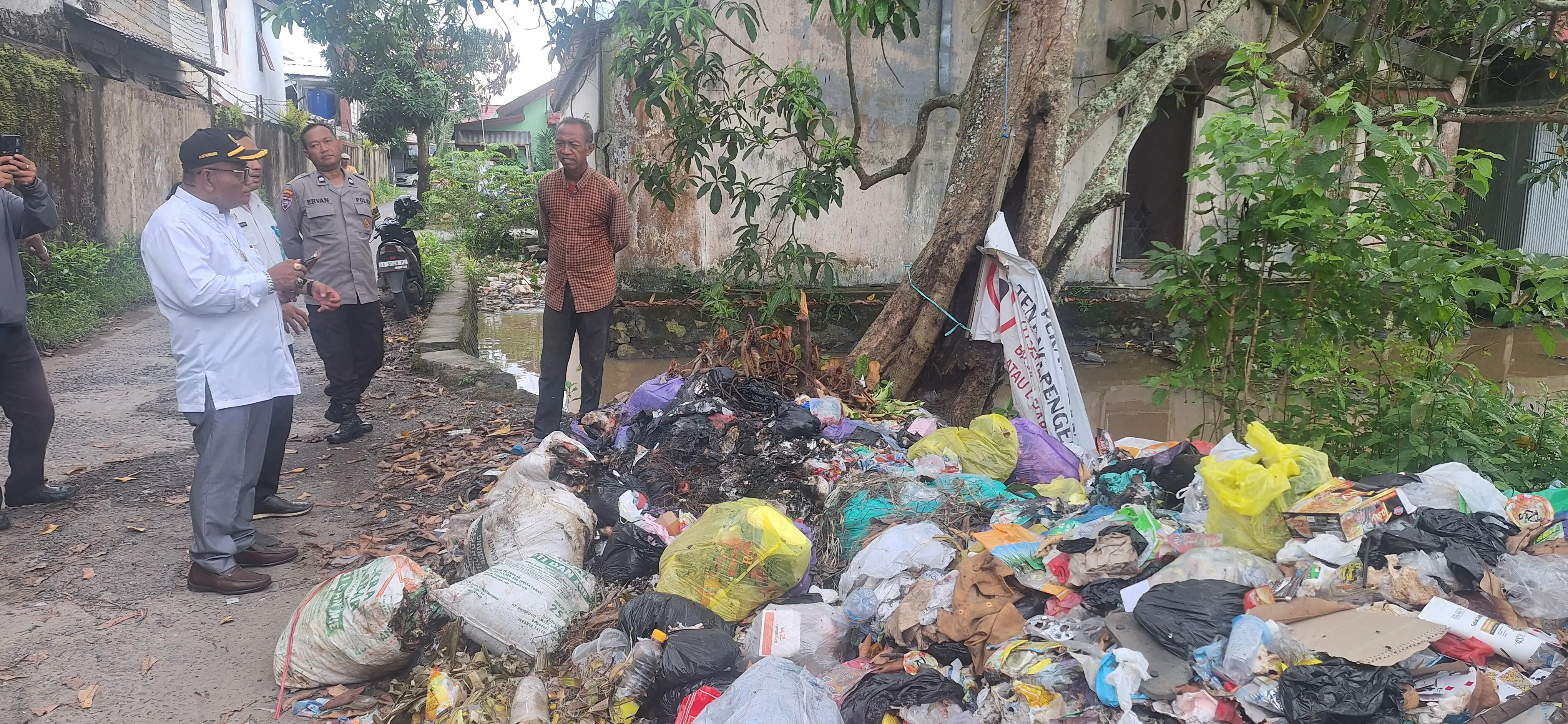 TPS Liar di Jalan Baguntan Raya, Kelurahan Basirih yang dikeluhkan warga. Foto-apahabar.com