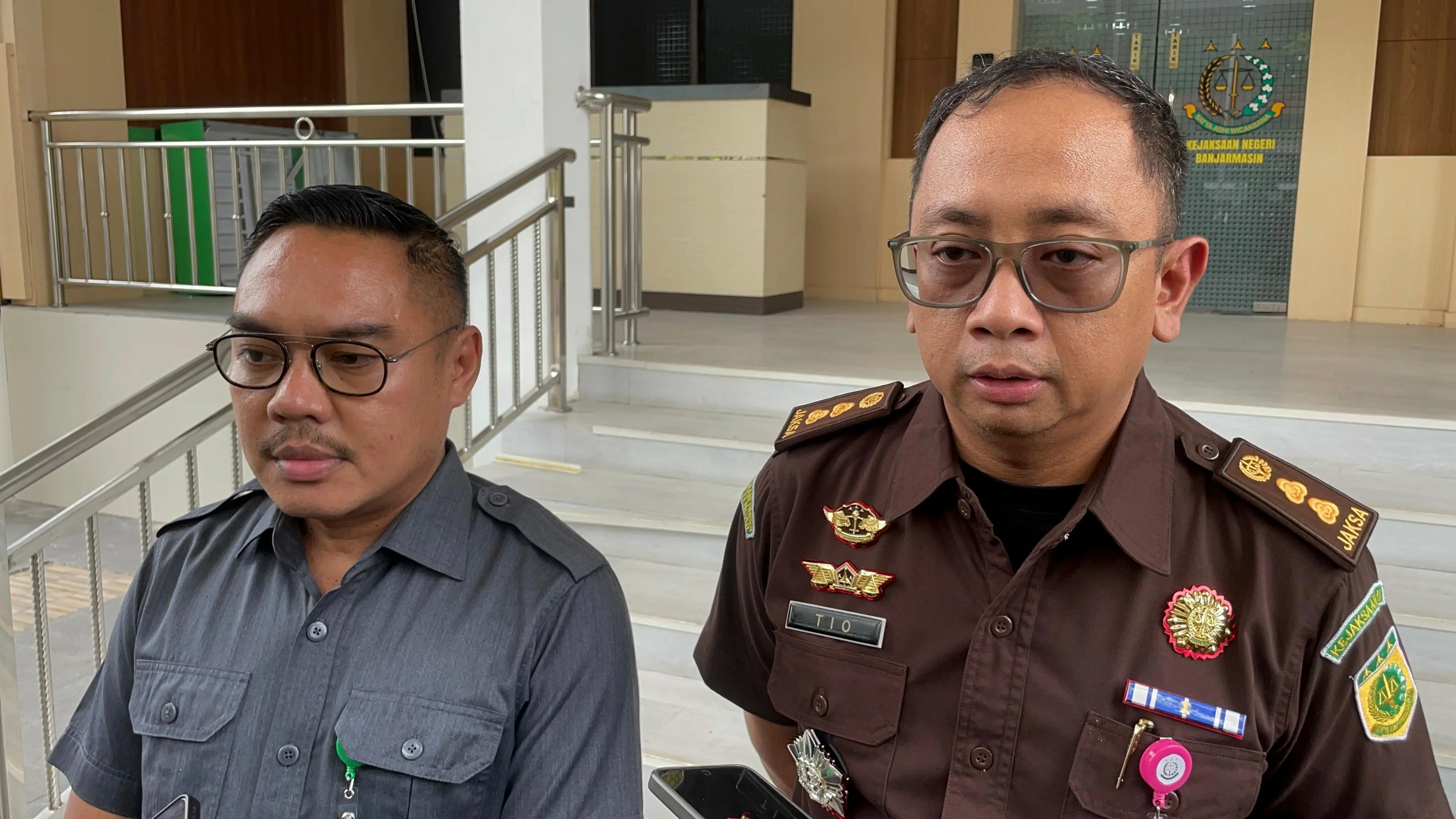 Kasi Intel Kejari Banjarmasin, Ardian Junaedi didampingi Kasi Pidsus, Mirzantio Erdinanda saat memberikan keterangan terkait penetapan tersangka N dan Q. Foto: Syahbani
