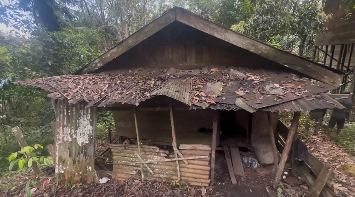 Rumah pasutri lansia di Paramasan sebelum direnovasi. Foto: Polres Banjar
