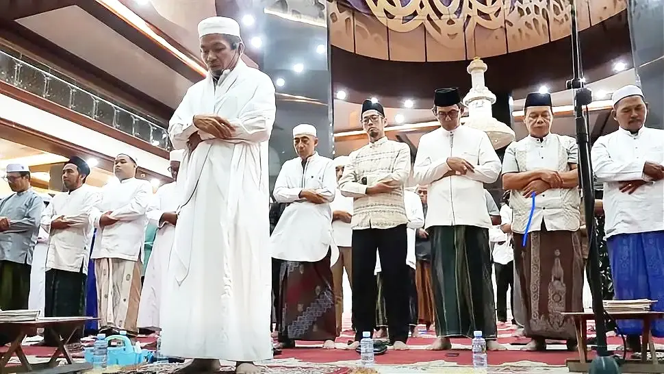 Penuh Khidmat, jamaah Calon Haji Balangan laksanakan Shalat Hajat bersama di Masjid Al - Akbar.