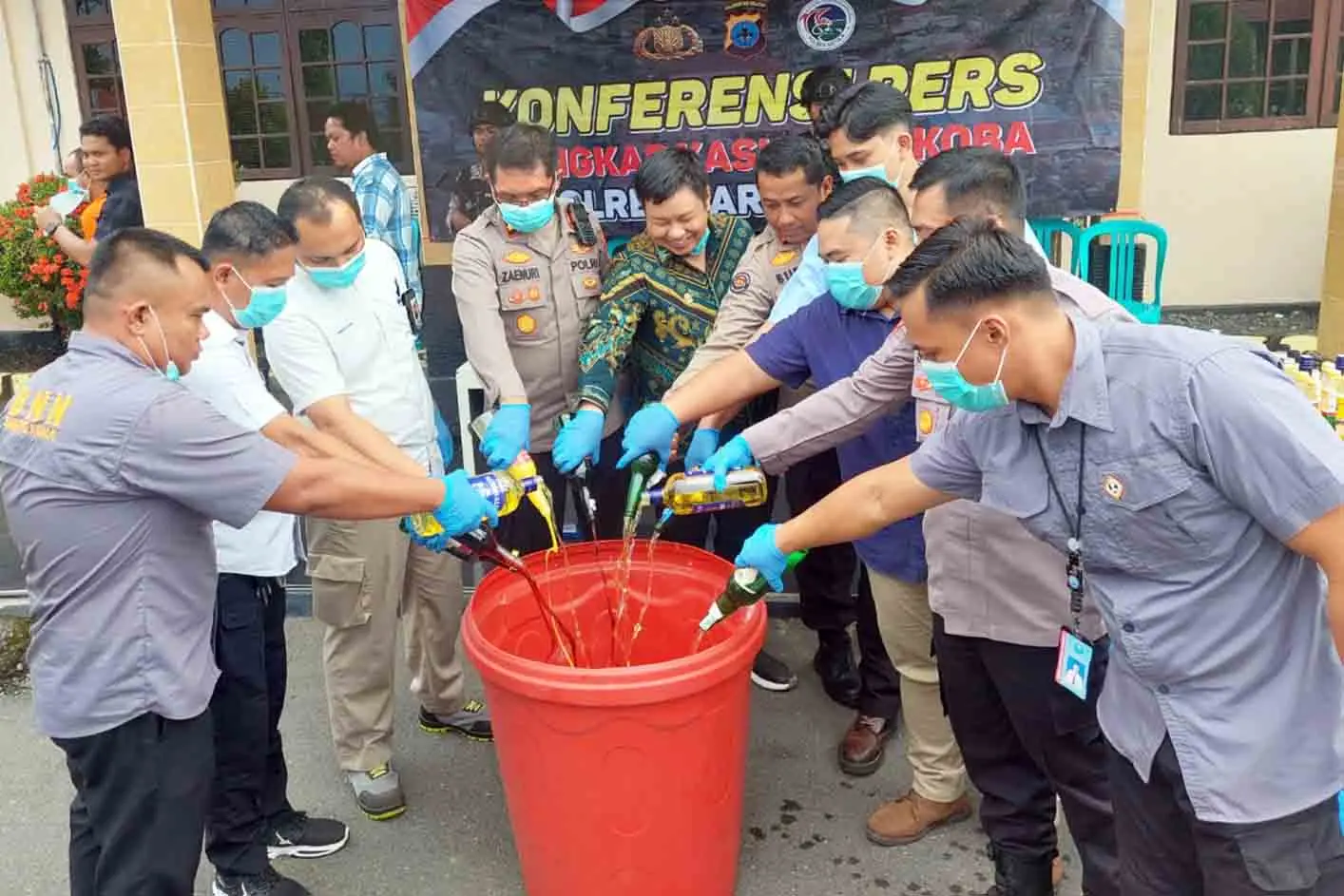 Pemusnahan minuman keras tak berizin yang disita dalam rangkaian Operasi Antik Intan 2026. Foto: bakabar.com/Bastian