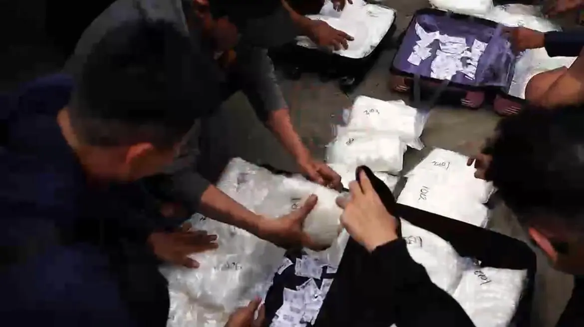 Barang bukti 57 paket sabu total seberat 56 kilogram yang disita dari tersangka JR di pelabuhan Trisakti. Foto: Istimewa