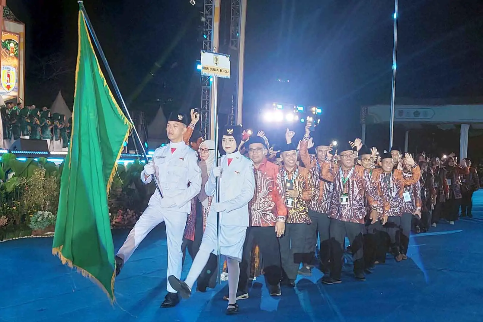 Defile kafilah Hulu Sungai Tengah dalam opening ceremony MTQN Tingkat Provinsi Kalimantan Selatan di Lapangan 5 Desember Marabahan, Sabtu (20/6) malam. Foto: bakabar.com/Bastian