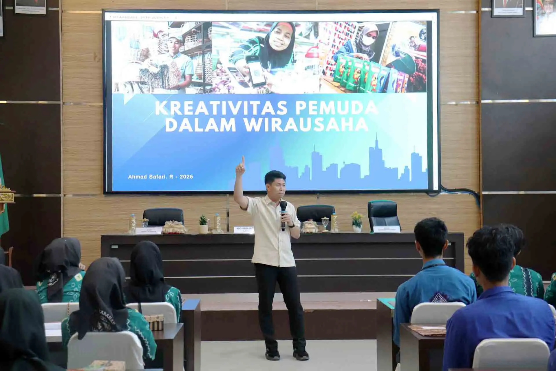 Tim Ahli Bupati (TAB) Batola Bidang Pemerintahan dan Politik, Ahmad Safari Ramadani, berinteraksi dengan peserta sosialisasi wirausaha muda yang diselenggarakan Disporbudpar Barito Kuala, Kamis (9/7). Foto: Disporbudpar Batola