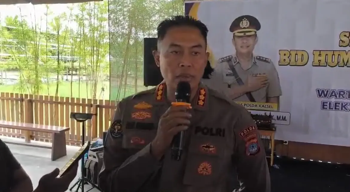 Kabid Humas Polda Kalsel, Kombes Pol Nur Khamid saat memberikan keterangan pers terkait penetapan tersangka dan penahanan Babeh Aldo. Foto: Syahbani