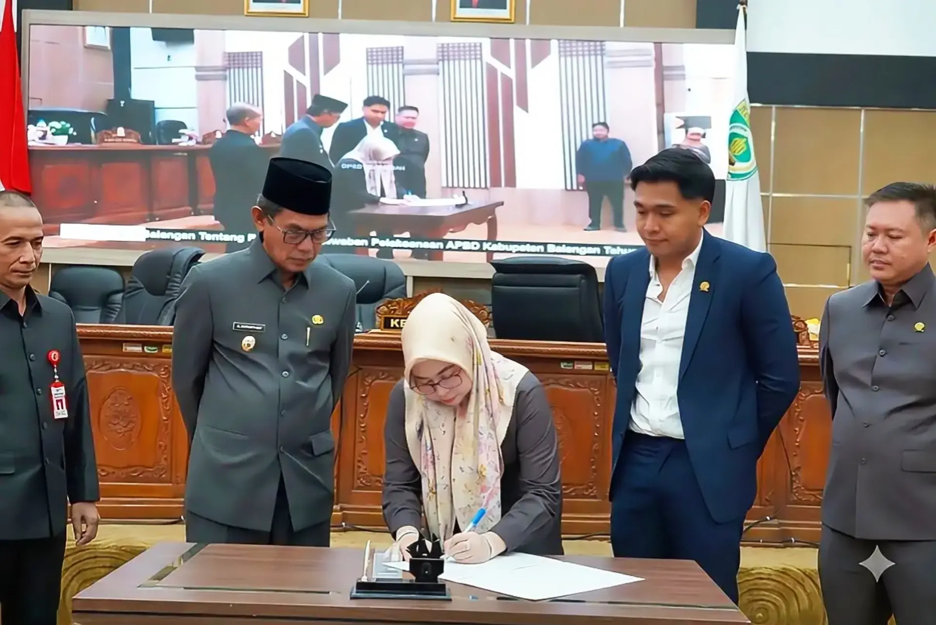 Wakil Bupati Balangan menghadiri langsung Rapat Paripurna DPRD terkait penyampaian Raperda Pertanggungjawaban Pelaksanaan APBD Tahun Anggaran 2025, bukti nyata sinergi Pemkab dan DPRD daerah.