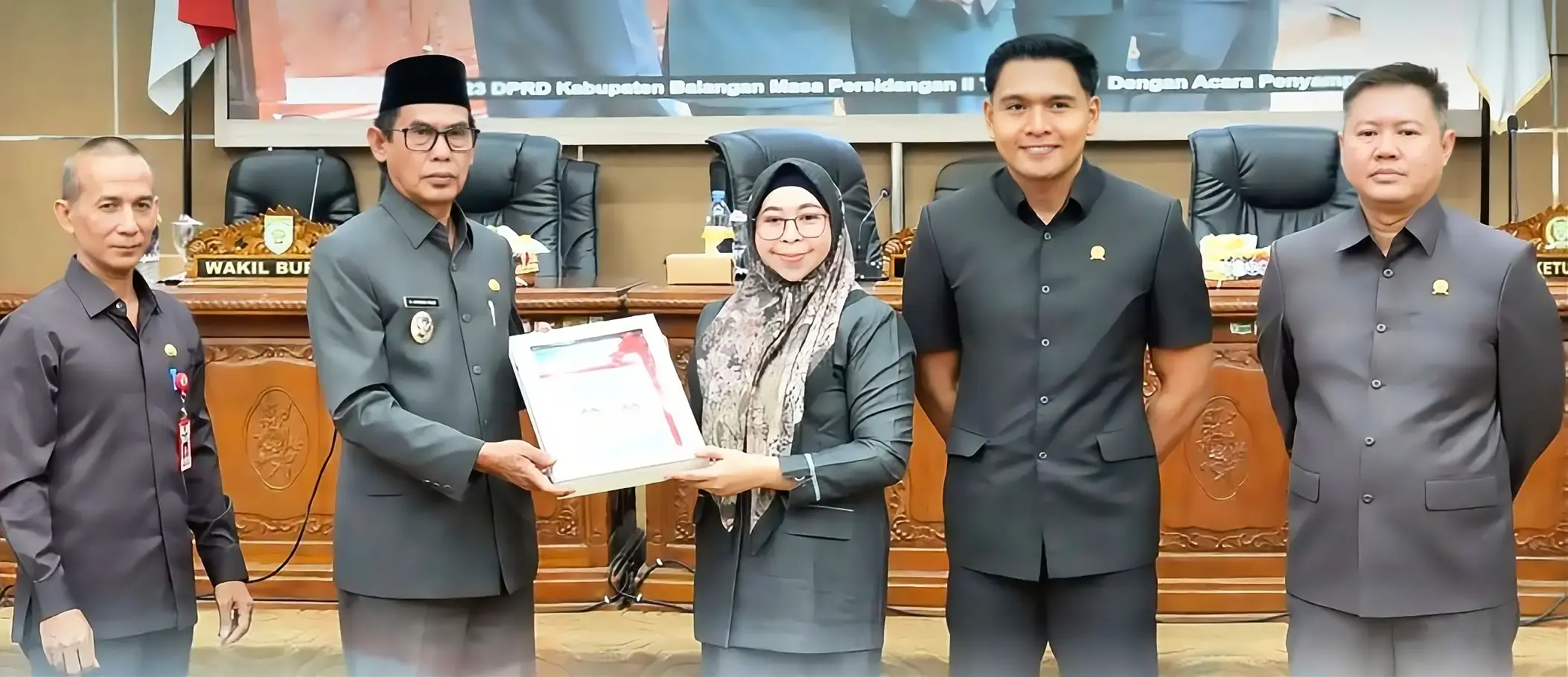 Wakil Bupati Balangan, H. Akhmad Fauzi berharap, rumusan anggaran yang disepakati dalam rapat paripurna ini nantinya dapat dijalankan dengan baik menjadi program yang tepat sasaran, sehingga manfaatnya benar-benar terasa dan dirasakan langsung oleh seluruh lapisan masyarakat.