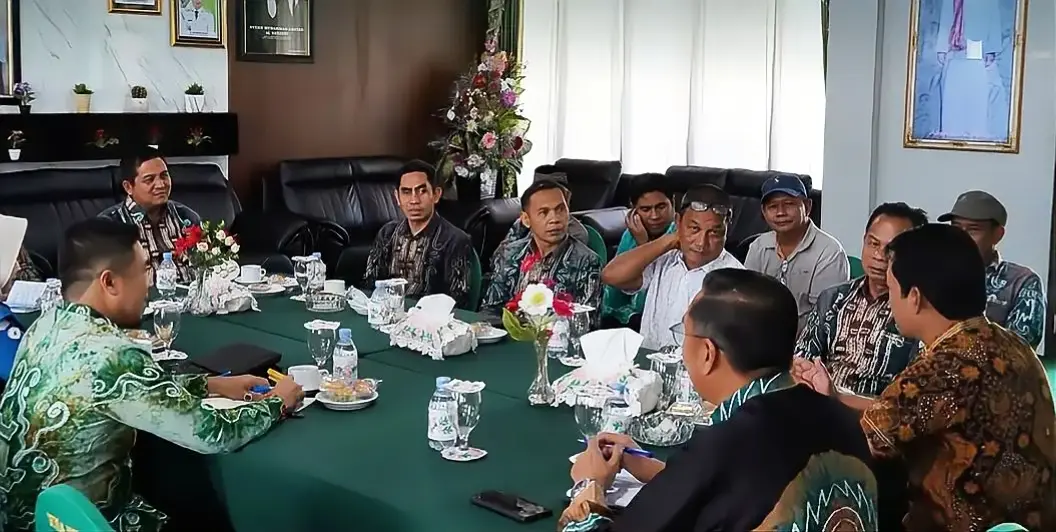 Dalam arahannya, Bupati Abdul Hadi mengajak para kepala desa untuk terus menjaga kekompakan dan komunikasi yang baik, sekaligus meningkatkan kualitas pelayanan langsung kepada masyarakat. Ia juga menekankan pengelolaan pemerintahan desa yang harus berjalan transparan, akuntabel, dan sepenuhnya berorientasi pada peningkatan kesejahteraan warga.