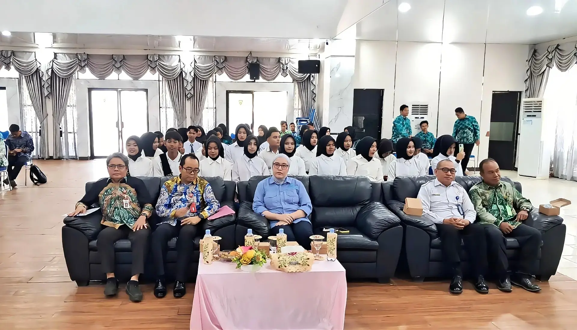Asisten II Setda Kabupaten Balangan Muhammad Noor menegaskan bahwa bullying dan cyber bullying bukan sekadar masalah pribadi, melainkan pelanggaran hak anak yang merusak masa depan generasi muda. “Kita harus berhenti membiarkan perundungan terjadi di mana saja—di sekolah, lingkungan bermain, hingga media sosial.